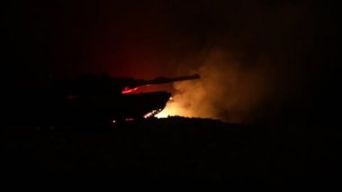 Savaş Konsepti. Savaş sis gökyüzü arka plan üzerinde sahne mücadele Askeri siluetler, Gece Bulutlu Skyline Altında Dünya Savaşı Alman Tankları Siluetler. Saldırı sahnesi. Zırhlı araçlar ve piyadeler.