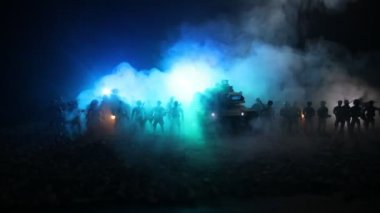 Savaş Konsepti. Savaş sis gökyüzü arka plan üzerinde sahne mücadele Askeri siluetler, Gece Bulutlu Skyline Altında Dünya Savaşı Alman Tankları Siluetler. Saldırı sahnesi. Zırhlı araçlar ve piyadeler.