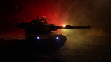 Savaş Konsepti. Savaş sis gökyüzü arka plan üzerinde sahne mücadele Askeri siluetler, Gece Bulutlu Skyline Altında Dünya Savaşı Alman Tankları Siluetler. Saldırı sahnesi. Zırhlı araçlar ve piyadeler.