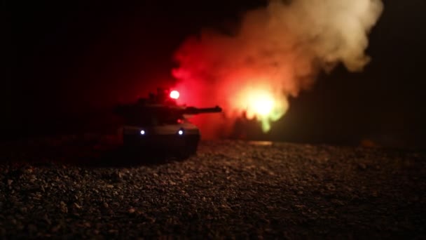 War concept. Militaire silhouetten vechten scène op oorlog mist hemel achtergrond, Wereldoorlog Duitse tanks silhouetten onder bewolkte skyline 's nachts. Aanvals scène. Gepantserde voertuigen en infanterie. — Stockvideo