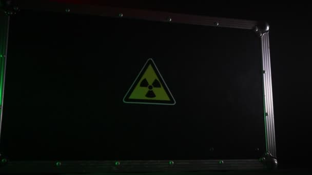 黑匣子上的辐射标志 — 图库视频影像