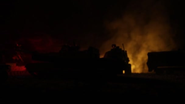 Krigs koncept. Militära silhuetter Fighting scen på War fog Sky bakgrund, världskriget tyska stridsvagnar silhuetter under molnigt skyline på natten. Attack scenen. Bepansrade fordon och infanteri. — Stockvideo