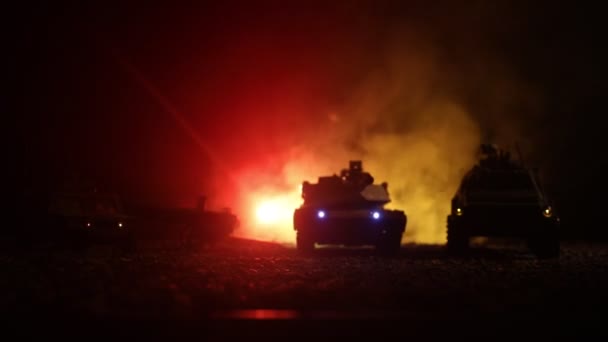 Concepto de guerra. Siluetas militares que luchan escena en el fondo del cielo niebla de guerra, Guerra Mundial tanques alemanes siluetas debajo del horizonte nublado Por la noche. Escena de ataque. Vehículos blindados e infantería . — Vídeos de Stock