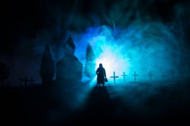 Mehtaplı gecede eski bir Avrupa mezarlığından sokakta yürüyen dağınık varlıklar