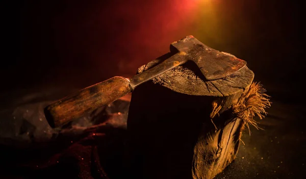 Tema de Halloween aterrador con arma asesina maníaca. Concepto de horror — Foto de Stock