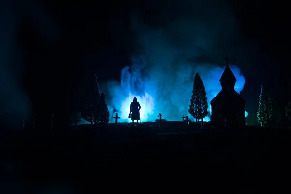Дифузні особи ходьба по вулиці від старого Європейського кладовища в Місячна ніч — стокове фото
