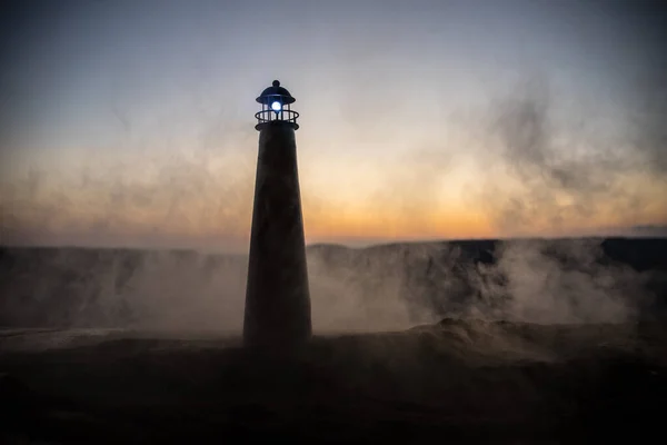 Hermoso paisaje al atardecer con un antiguo faro —  Fotos de Stock