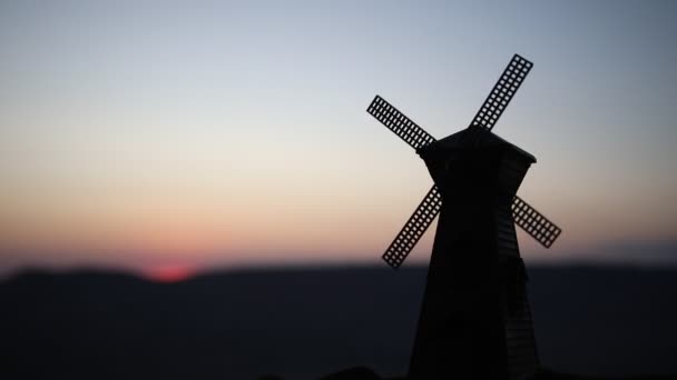 Traditionele Nederlandse Windmolen Een Heuvel Tijdens Een Zomer Zonsondergang Decoratie — Stockvideo