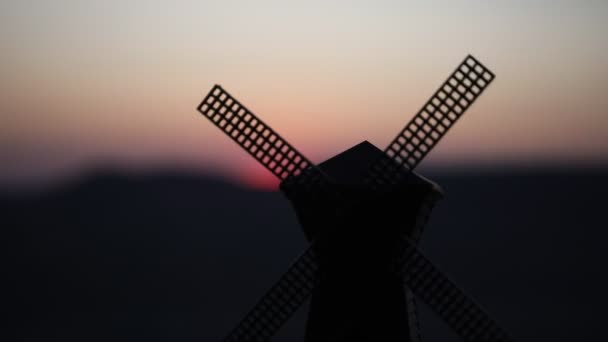 Traditionele Nederlandse Windmolen Een Heuvel Tijdens Een Zomer Zonsondergang Decoratie — Stockvideo