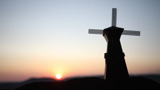 Traditionele Nederlandse Windmolen Een Heuvel Tijdens Een Zomer Zonsondergang Decoratie — Stockvideo