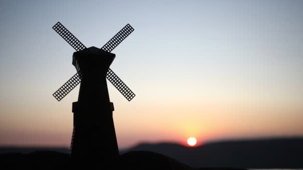 伝統的なオランダ語は夏の日没時に丘に風車します 選択と集中 — ストック動画