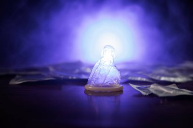 Açık bir kadın prezervatifi, güvenli seks kavramı tutan bir genç güzel kız kapatın. AIDS ve doğum kontrol karşı koruma