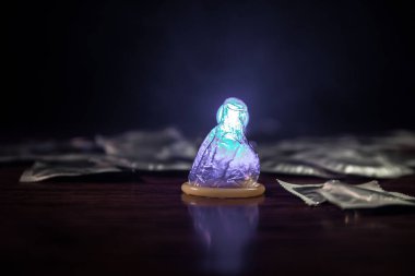 Açık bir kadın prezervatifi, güvenli seks kavramı tutan bir genç güzel kız kapatın. AIDS ve doğum kontrol karşı koruma