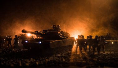 Gün batımı arka plan üzerinde askeri devriye arabası. Ordu savaş kavramı. Askerler saldırmaya hazır ile zırhlı araç silüeti. Resim dekorasyon. Seçici odak