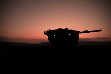 Savaş Konsepti. Zırhlı araç siluet savaş sis gökyüzü arka plan üzerinde sahne mücadele. Gün batımında Amerikan tankı.