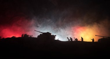 Savaş Konsepti. Savaş sis gökyüzü arka plan üzerinde sahne mücadele Askeri siluetler, Gece Bulutlu Skyline Altında Dünya Savaşı Alman Tankları Siluetler. Saldırı sahnesi. Zırhlı araçlar ve piyadeler.