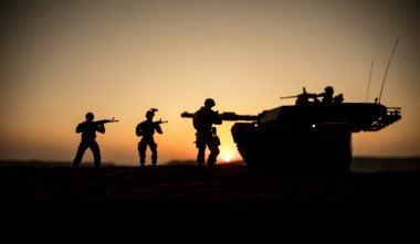 Savaş Konsepti. Zırhlı araç siluet savaş sis gökyüzü arka plan üzerinde sahne mücadele. Gün batımında Amerikan tankı.