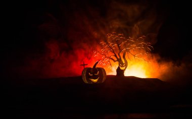 Cadılar Bayramı balkabağı gülümseme ve parti gece için korkutucu gözleri. Siyah arka planda parlayan gözleri ile korkunç Halloween kabak görünümüne yakın.