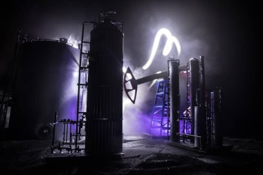 Sanat dekorasyonu. Petrol pompası ve petrol kulesi enerji endüstrisi geceleri sis ve arka planda petrol için makineler. Petrol arıtma fabrikası. Enerji endüstrisi konsepti. Seçici odak