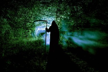 Karanlık sisli ormanda tırplarla ölüm. Kadın korku hayalet