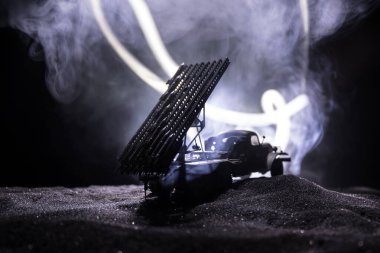 Ateş bulutlarıyla roket fırlatma. Gece Kasvetli Gökyüzü hedefleyen Warhead ile roket Füzeler ile Savaş sahnesi. Savaş Arka Plan Sovyet roketatar.