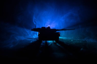 Savaş Konsepti. Zırhlı araç siluet savaş sahnesi sisli gökyüzü arka planında gece. Amerikan tankı savaşmaya hazır..