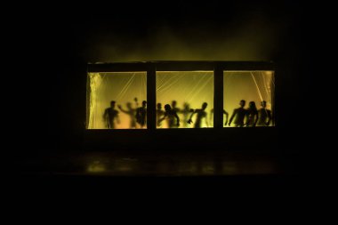 Geceleri ormanda hayaletli eski bir ev. Pencerede korku silueti. Ormandaki eski bina. Gerçeküstü ışıklar. Korku Halloween kavramı