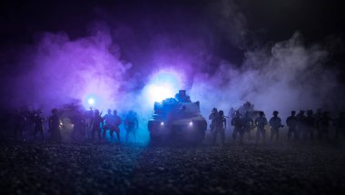 Gün batımı arka plan üzerinde askeri devriye arabası. Ordu savaş kavramı. Askerler saldırmaya hazır ile zırhlı araç silüeti. Resim dekorasyon. Seçici odak