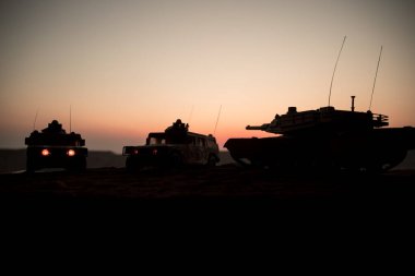 Gün batımı arka plan üzerinde askeri devriye arabası. Ordu savaş kavramı. Askerler saldırmaya hazır ile zırhlı araç silüeti. Resim dekorasyon. Seçici odak
