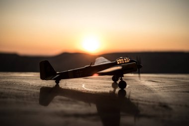 II. Dünya Savaşı avcı uçağı günbatımı veya koyu turuncu, yangın patlama gökyüzü. Savaş sahnesi. Alman figher gökyüzüne. Seçici odak