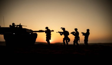Savaş Konsepti. Zırhlı araç siluet savaş sis gökyüzü arka plan üzerinde sahne mücadele. Gün batımında Amerikan tankı.