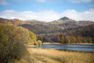 Göl ve dağlarla sakin bir akşam manzarası. Ganja, Azerbaycan 'daki renkli sonbahar ormanları arasında Goy-Gol Gölü' nün (Mavi Göl) inanılmaz manzarası.
