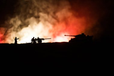 Savaş Konsepti. Savaş sis gökyüzü arka plan üzerinde sahne mücadele Askeri siluetler, Gece Bulutlu Skyline Altında Dünya Savaşı Alman Tankları Siluetler. Saldırı sahnesi. Zırhlı araçlar ve piyadeler.