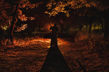 Karanlık sisli ormanda tırplarla ölüm. Kadın korku hayalet