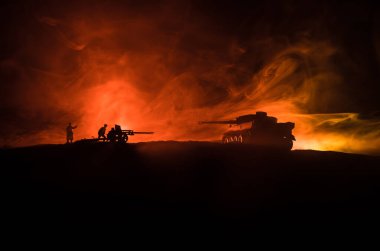 Savaş Konsepti. Savaş sis gökyüzü arka plan üzerinde sahne mücadele Askeri siluetler, Gece Bulutlu Skyline Altında Dünya Savaşı Alman Tankları Siluetler. Saldırı sahnesi. Zırhlı araçlar ve piyadeler.