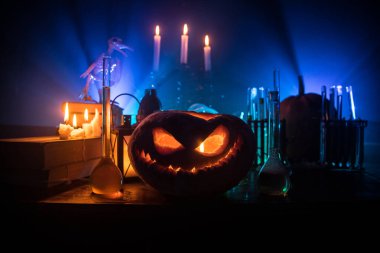 Karanlık tonlu sisli arka planda farklı elementlerle cadılar bayramı natürmortu. Seçici odak