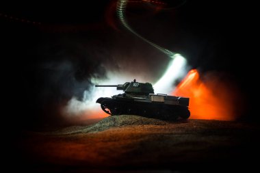 Savaş Konsepti. Askeri siluetler savaş sis gökyüzü arka plan üzerinde sahne mücadele, Geceleri Cloudy Skyline altında zırhlı araç Siluet. Saldırı sahnesi. Tanklar savaşı.