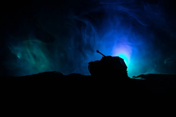 Conceito de Guerra. Silhuetas militares lutando cena no fundo do céu nevoeiro de guerra, silhueta de veículo blindado abaixo de Cloudy Skyline À noite. Cena de ataque. Batalha de tanques . — Fotografia de Stock