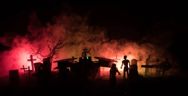 Vista spaventosa di zombie al cimitero albero morto, luna, chiesa e cielo nuvoloso spettrale con nebbia, concetto di Halloween Horror. Tonica — Foto Stock