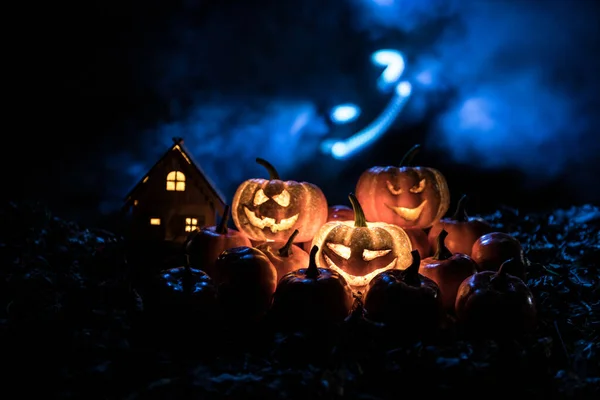 Halloween jack-o-lanterna em folhas de outono. Abóbora assustadora do Dia das Bruxas a olhar através do fumo. Brilhante , — Fotografia de Stock