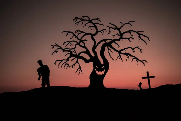 Silhueta alguns zumbis no cemitério andando ao pôr-do-sol. Foco seletivo — Fotografia de Stock
