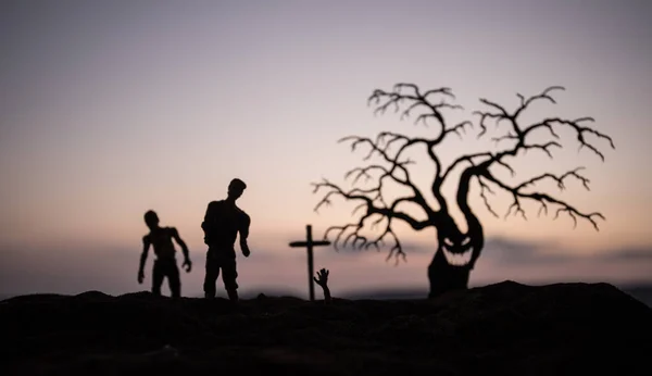 Silueta některých zombie na hřbitov chodí při západu slunce. Selektivní fokus — Stock fotografie