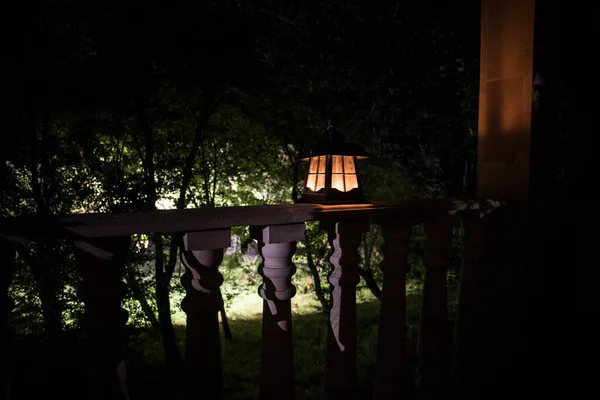 रात में रेट्रो शैली लालटेन। बगीचे में बालकनी में सुंदर रंगीन प्रकाशमान दीपक . — स्टॉक फ़ोटो, इमेज