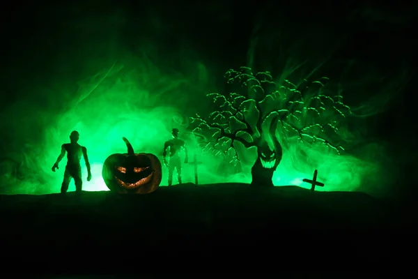 Vista aterradora de zombies en el cementerio árbol muerto, luna, iglesia y cielo nublado espeluznante con niebla, concepto de Halloween Horror con calabaza brillante . — Foto de Stock