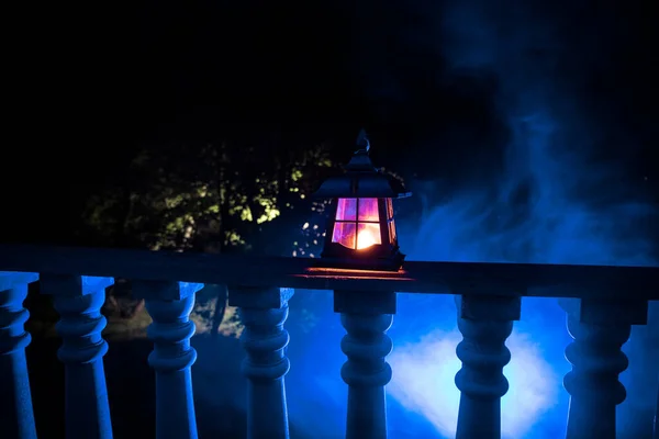 Linterna de estilo retro por la noche. Hermosa lámpara iluminada de colores en el balcón en el jardín . — Foto de Stock