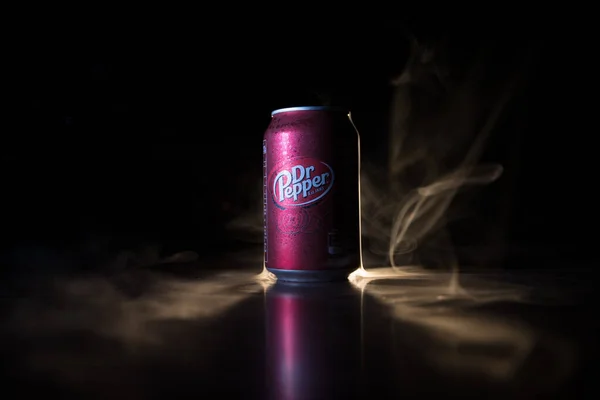 БАКУ, АЗЕРБАЙДЖАН - 15 СЕНТЯБРЯ 2019 года: Контейнер с безалкогольным напитком Dr Pepper на темно-тонированном туманном фоне со светом. Dr Pepper - это безалкогольный напиток с уникальным вкусом . — стоковое фото