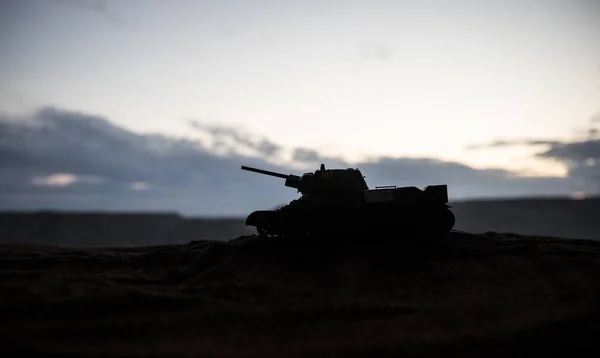 Conceito de Guerra. silhuetas militares cena de luta no fundo do céu nevoeiro guerra, tanques alemães da guerra mundial silhuetas abaixo do céu nublado à noite. Cena de ataque . — Fotografia de Stock