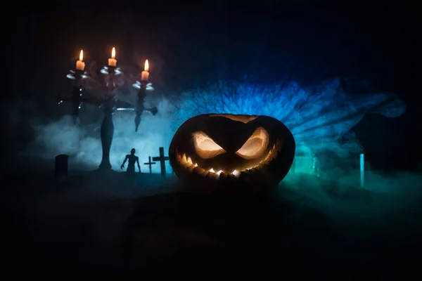 Vista aterradora de zombies en el cementerio por la noche. Árbol muerto y cielo nublado espeluznante con niebla. concepto de Halloween horror con calabaza brillante . —  Fotos de Stock