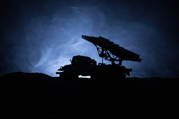 Raketuppskjutning med eld moln. Battle scen med raket missiler med stridsspetsar syftar till dystra himmel på natten. Sovjetiska raketgevär på krigs bakgrund. — Stockfoto