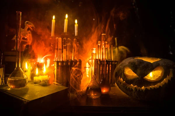 Halloween stilleven achtergrond met verschillende elementen op donker getinte mistige achtergrond. Selectieve focus — Stockfoto